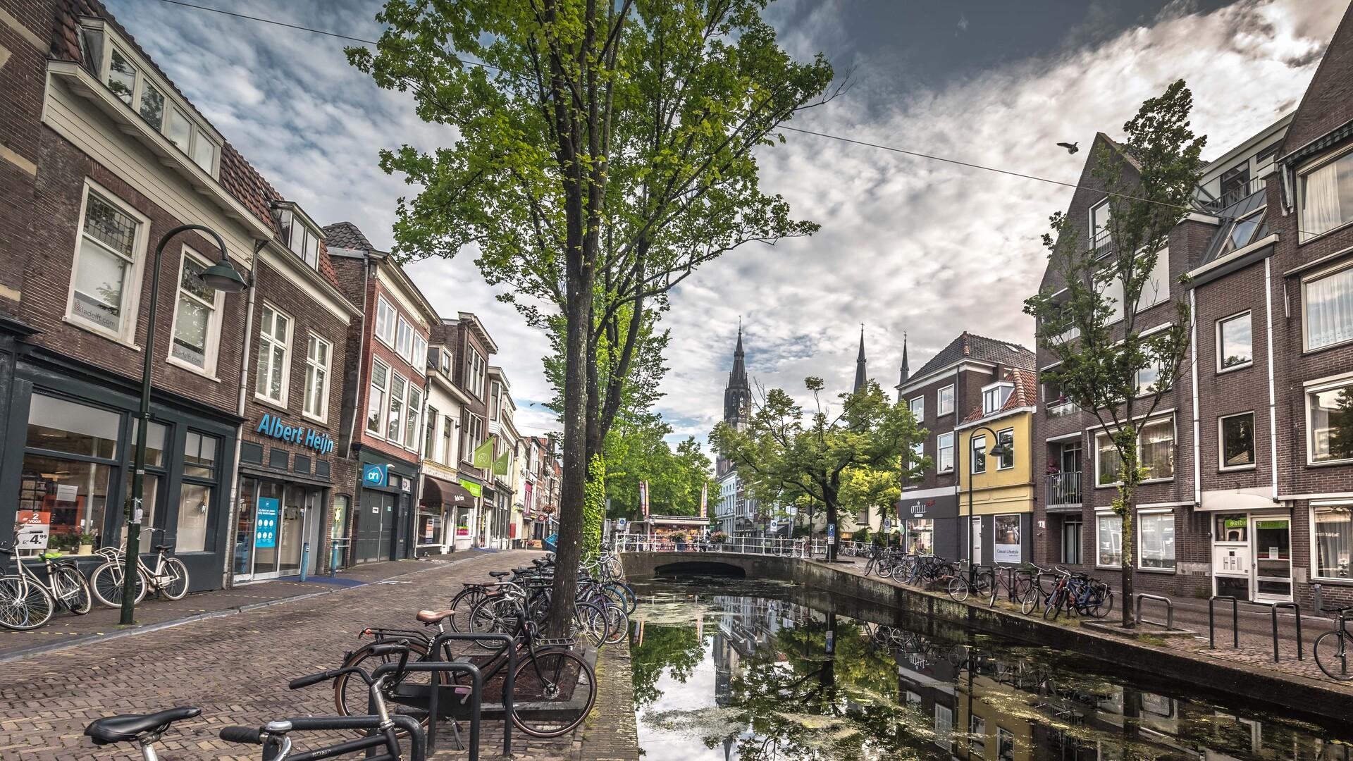 stadsgezicht Delft met gracht en panden